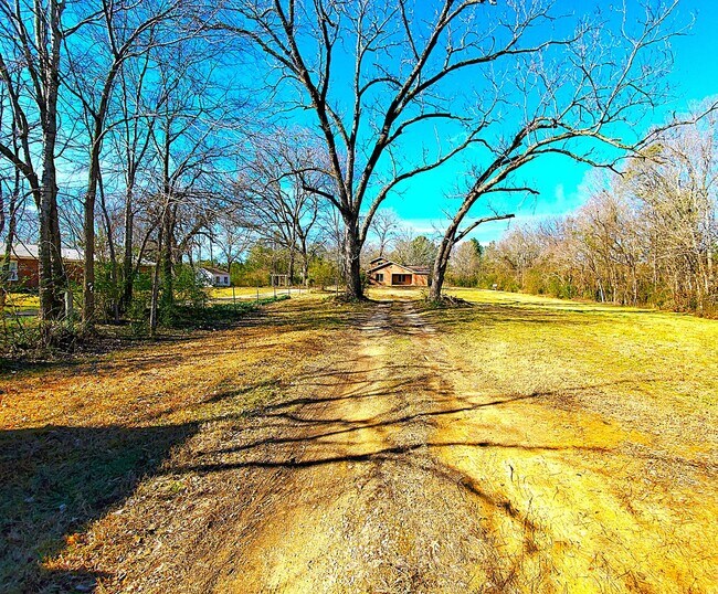 Foto del edificio - Welcome to this charming 2 bedroom, 2 bathroom home in Henderson, Texas!