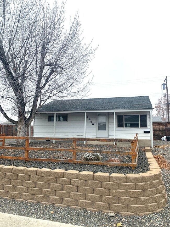 Building Photo - Entire Home with a SHOP in Richland!