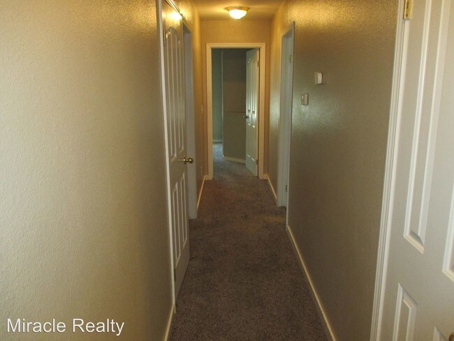 Building Photo - 2438 Bay View Dr