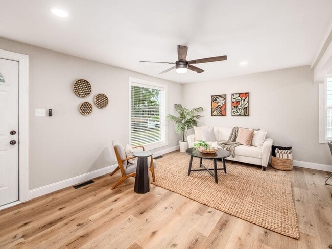 Foto del edificio - Charming 2-Bedroom Home in North Linden / ...