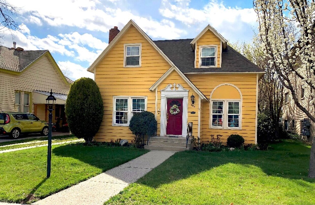 Primary Photo - Quaint 3 Bed, 2 Bath Home | Available July...
