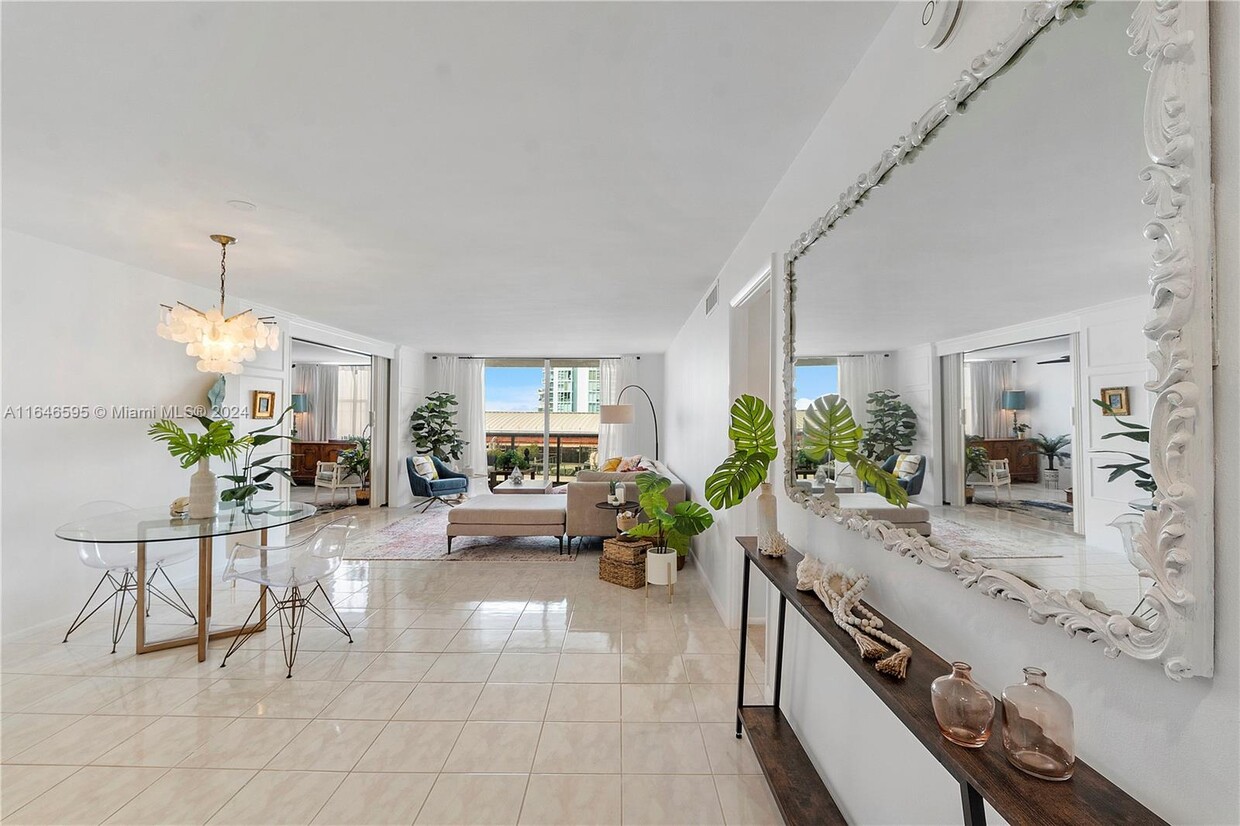 Foto principal - 6039 Collins Ave