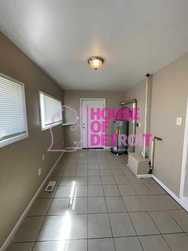 Building Photo - 3 BEDROOM | 1 BATH | FREE PRE SCREEN
