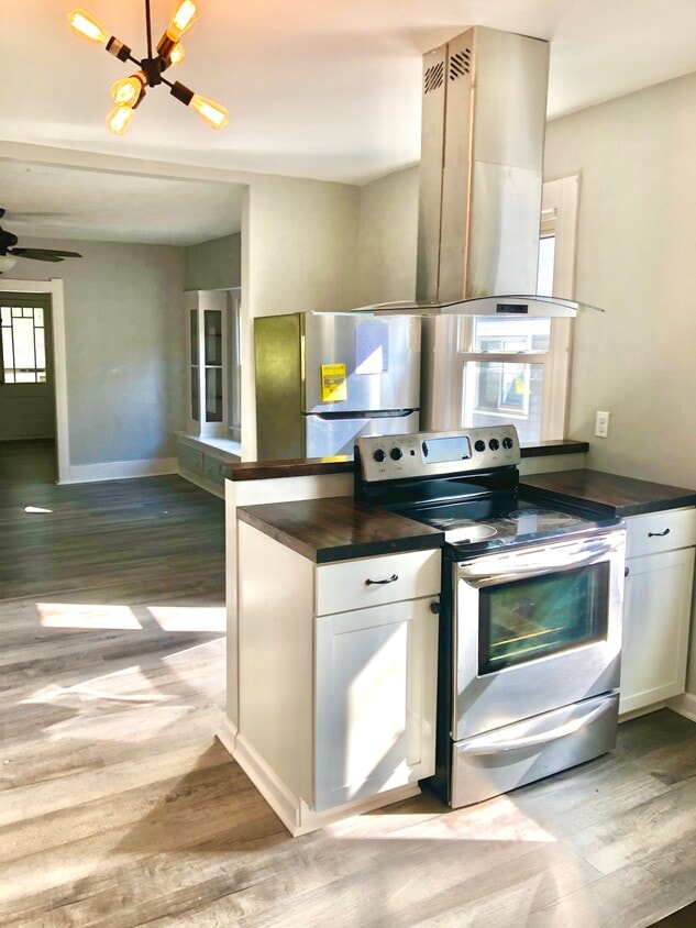 Foto principal - 2410 W 10th Street