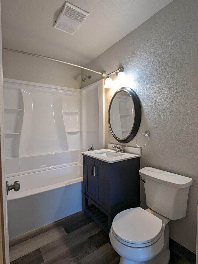 Foto del edificio - 2-bedroom 1-bathroom duplex