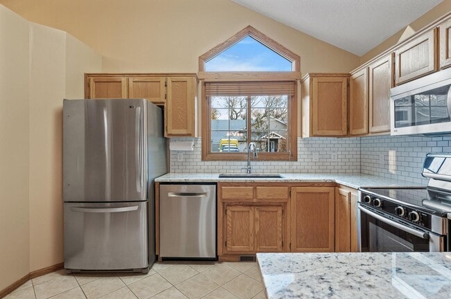 Building Photo - rare woodbury upgraded 3 bedroom end unit townhouse!! One level living!