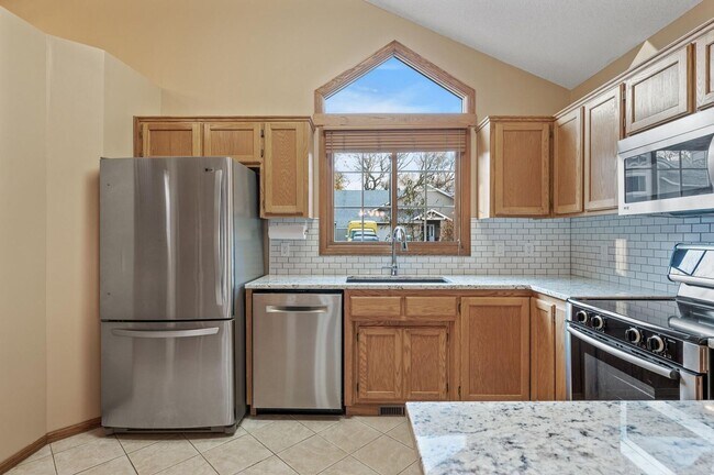 Foto del edificio - rare woodbury upgraded 3 bedroom end unit townhouse!! One level living!