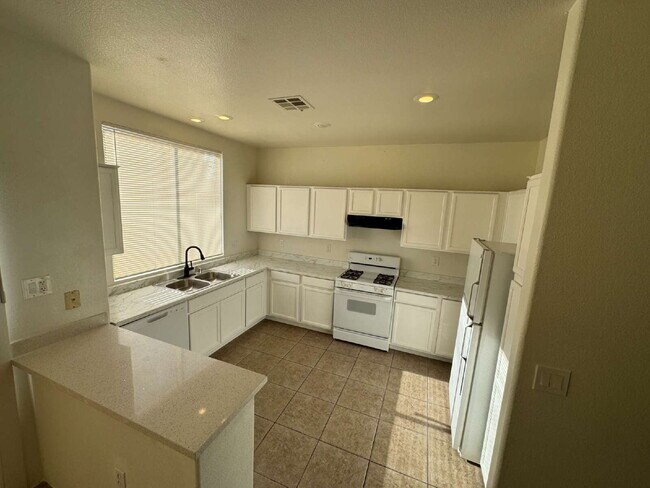 Building Photo - 3-bedroom Two Story, LARGE lot