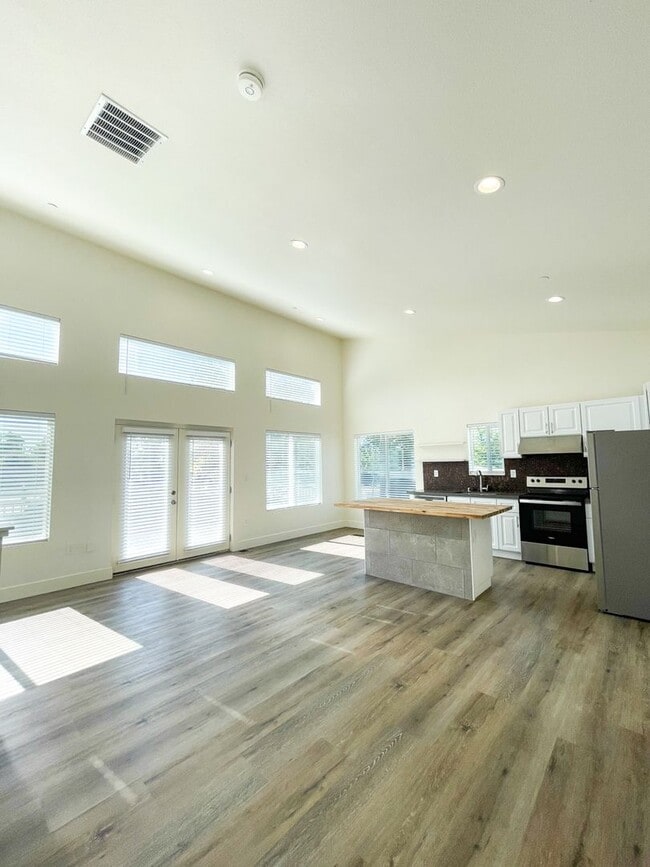 Building Photo - 3 Bedroom House with LARGE balcony!
