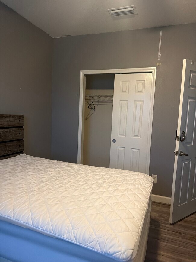 Con armario - 10433 Waterstone Dr