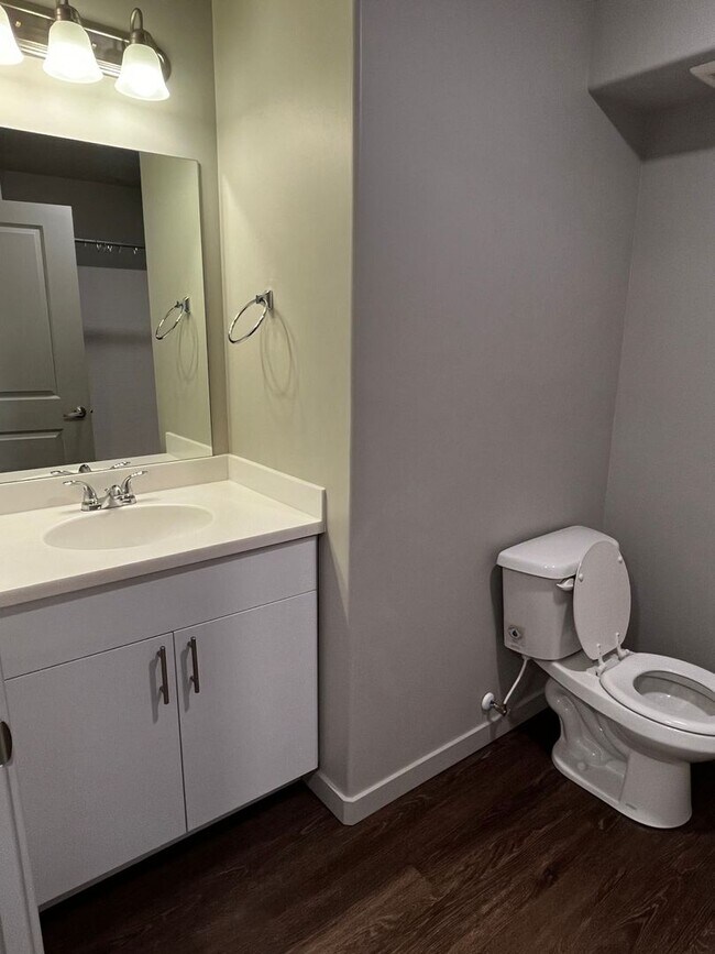 Building Photo - Conveniently Located Provo Condo