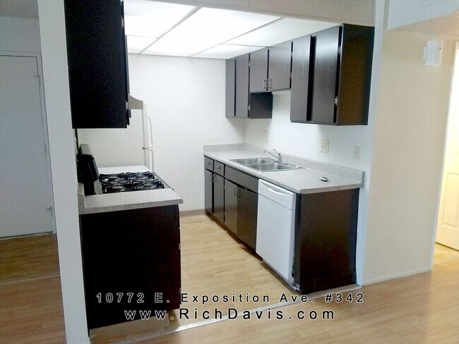 Foto del edificio - * 2 bed, 1 bath, Cherry Creek schools, Great location off Havana and Exposition with balcony and ...