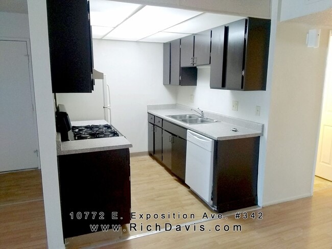 Building Photo - * 2 bed, 1 bath, Cherry Creek schools, Great location off Havana and Exposition with balcony and ...