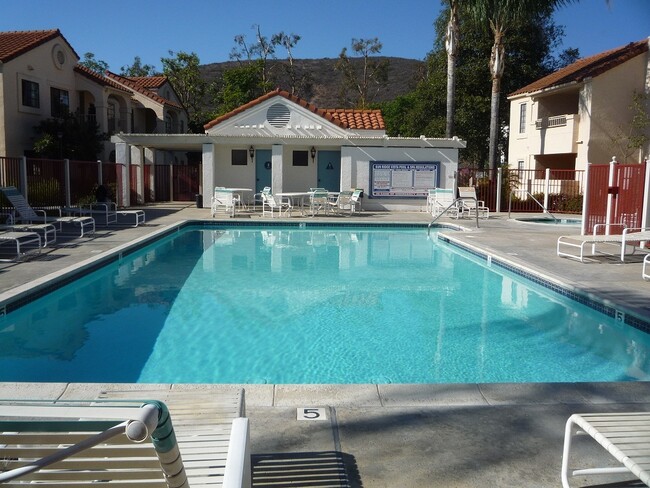 Building Photo - 2 Bed 2 Bath Rancho Penasquitos First Floo...