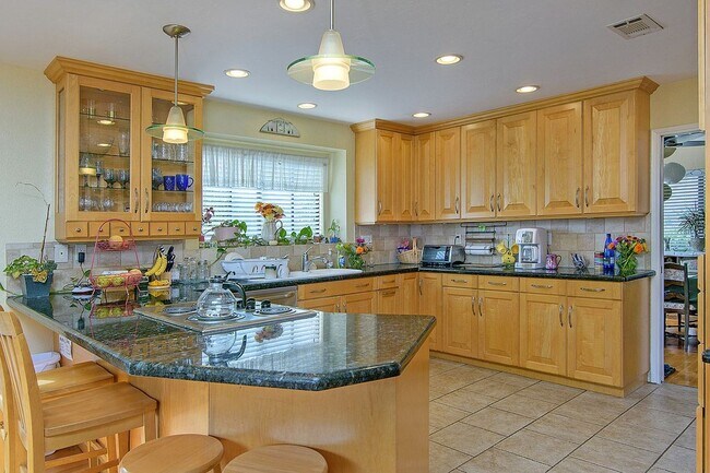 Building Photo - Welcome to this beautiful 4-bedroom, 3-bat...