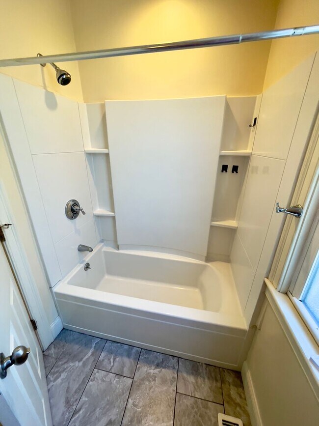 Foto del edificio - Allston 4bed / 2bath with laundry in unit and central AC