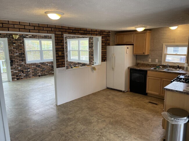 Building Photo - 8067 17 Mile Rd NE