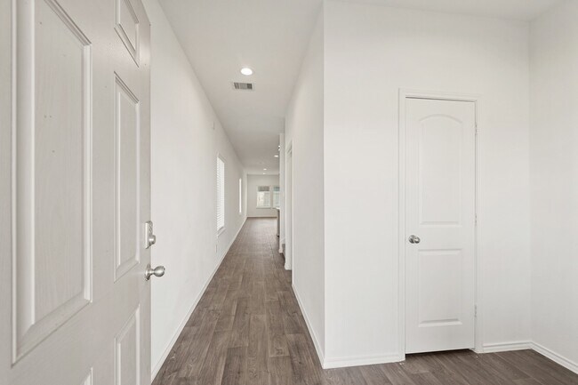 Foto del edificio - 2406 Silver Pr Ln