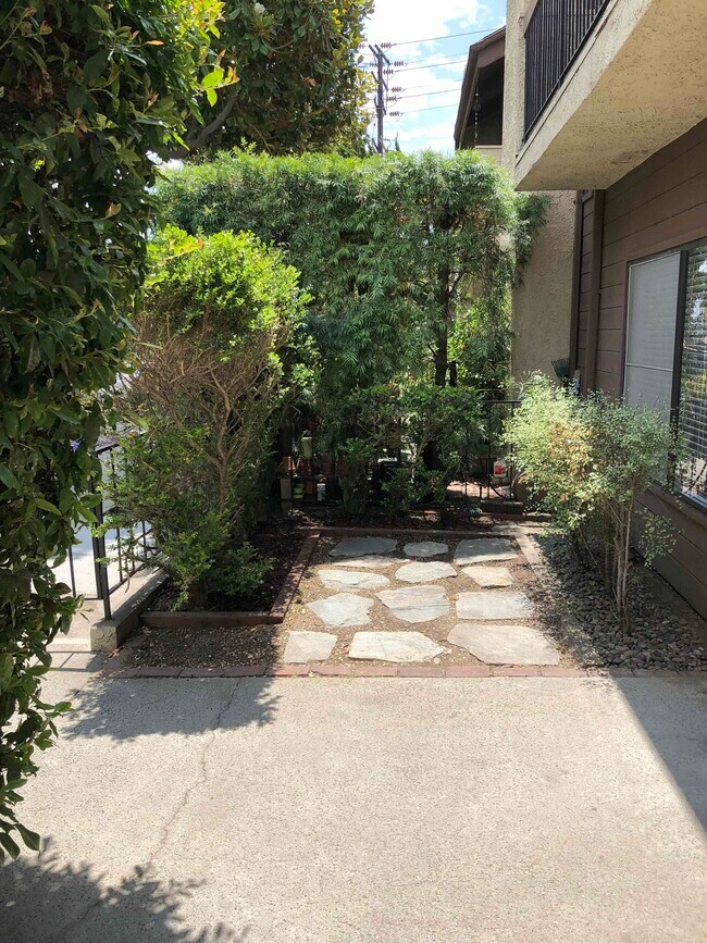 Front patio w flagstone - 1655 Greenfield Ave