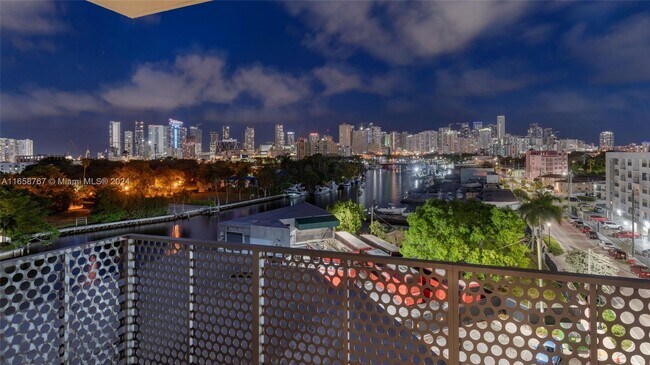 Foto del edificio - 999 SW 7th St