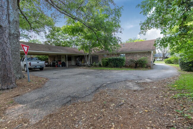 Building Photo - 6413 Pinehurst Run