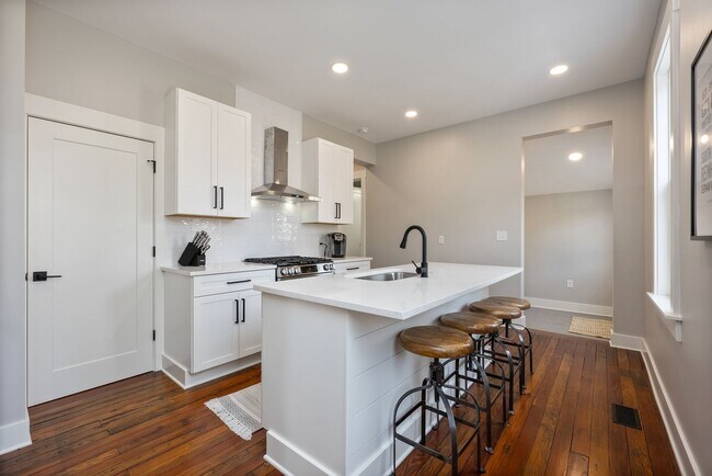 Building Photo - 458 E Beck St