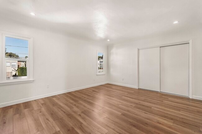 Building Photo - 1143 S Cloverdale Ave