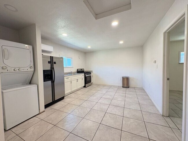 Foto del edificio - Cozy One Bedroom Unit with Modern Upgrades