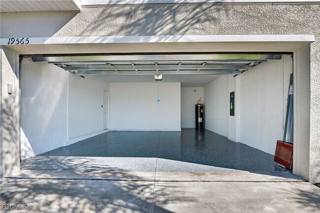 Foto del edificio - 19525 Fairhill Ct