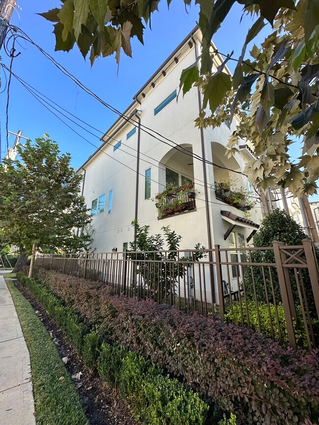 Foto del edificio - 727 Leverkuhn St
