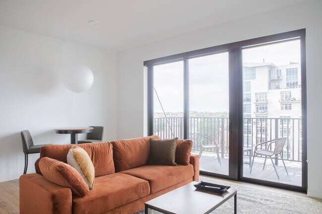 Building Photo - 1237 N Van Buren St