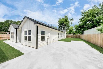 Building Photo - 701 E Canino Rd