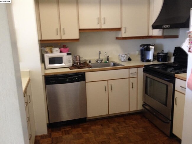 Building Photo - Spacious and convenient  east-facing 1Bd 1...