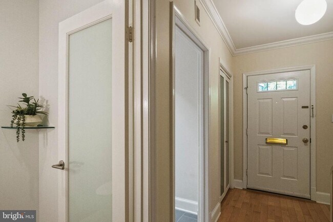 Foto del edificio - 3217 Sutton Pl NW