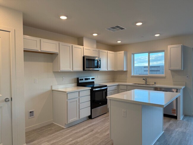 Foto del edificio - 4 Bed 2.5 Ba 2 Story 2 Car