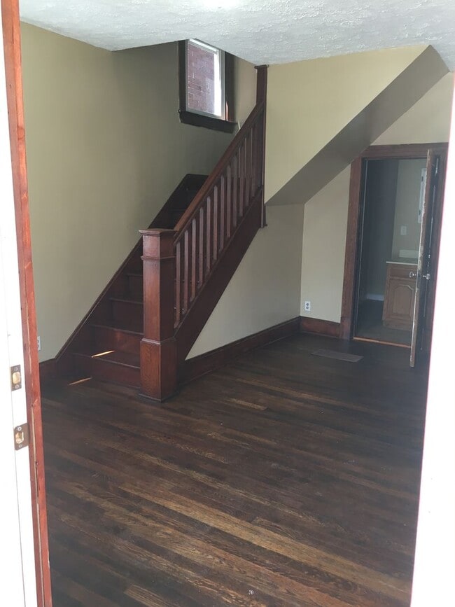 Building Photo - Spacious 4 Bedroom Home