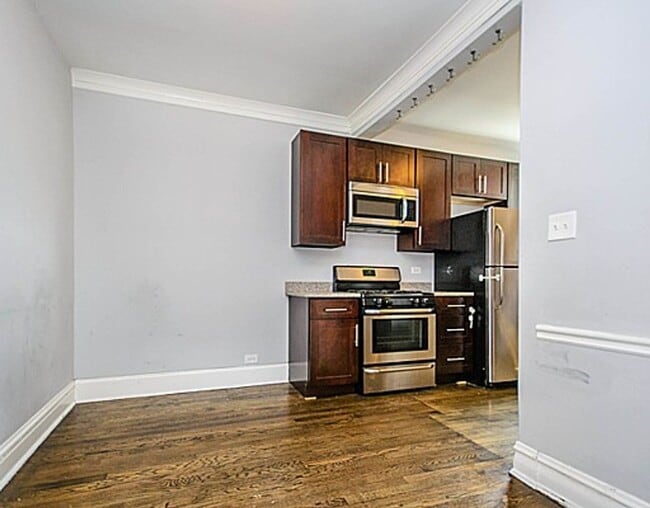 Building Photo - 1451 W Balmoral Ave