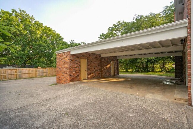 Foto del edificio - Tons of Space in this 4 Bedroom Home