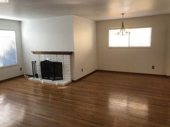 Building Photo - 100 Clearbrook Rd