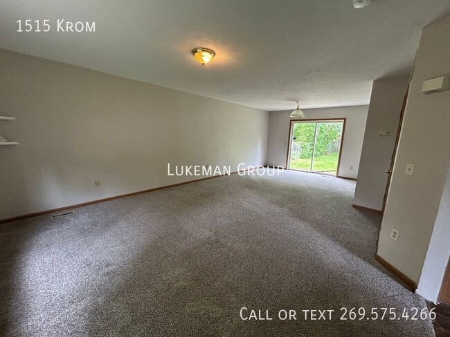 Building Photo - 1515 Krom-