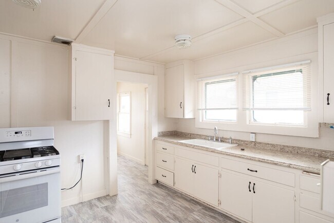 Building Photo - Charming 3 bedroom 1 bath home!