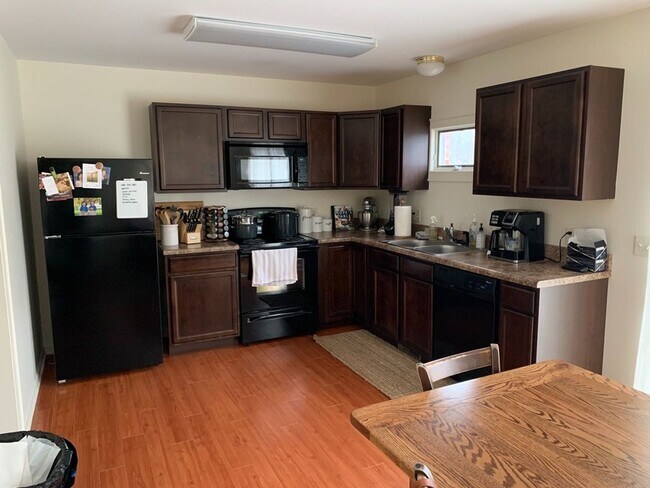 Foto del edificio - Charming 2-Bedroom Duplex for Rent in Brid...
