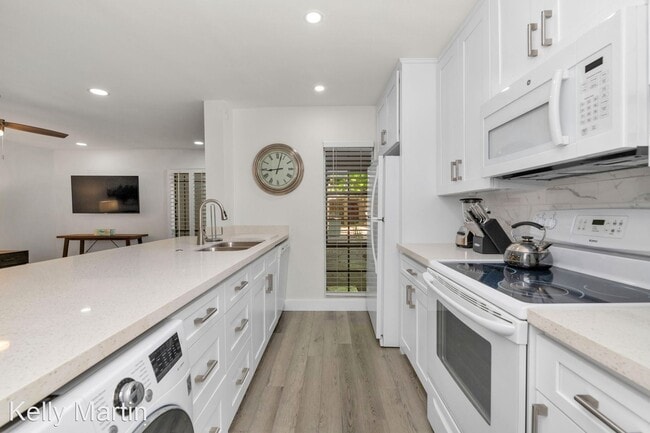 Building Photo - 2 br, 2 bath House - 5221 N 24th St #106