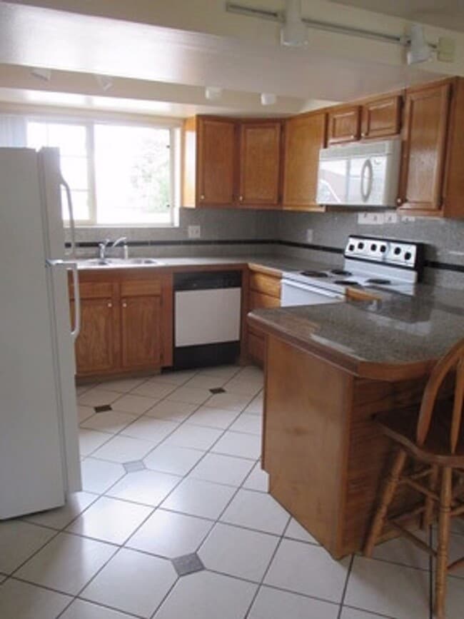 Building Photo - Pet-friendly & spacious 2 BD/2 BA in great...