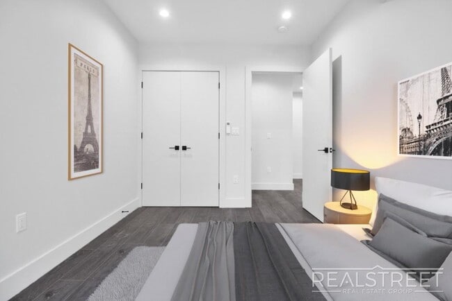 Foto del edificio - Grand Spacious 2 Bed in Prime Crown Heights