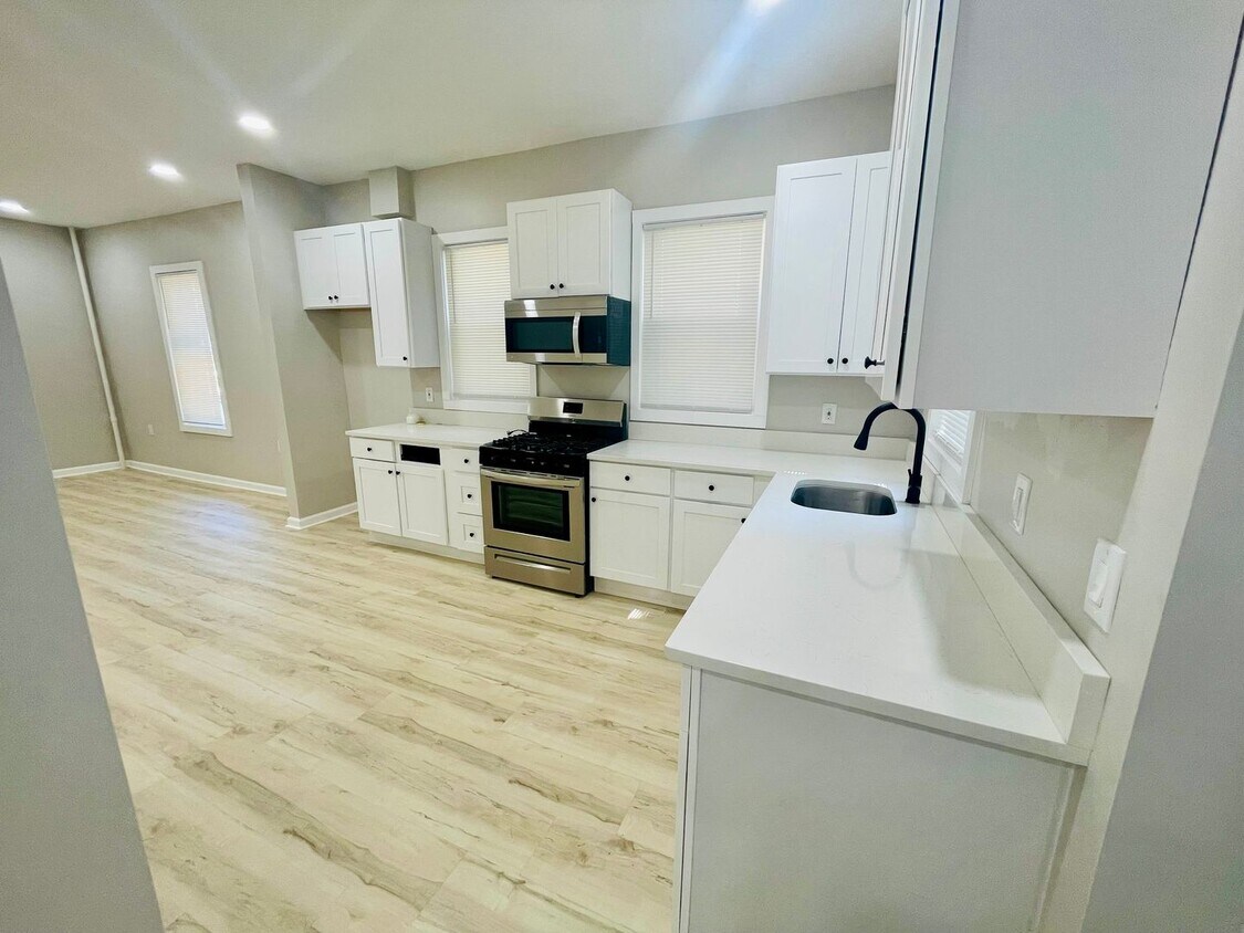 Foto principal - 92-92 Farley Ave