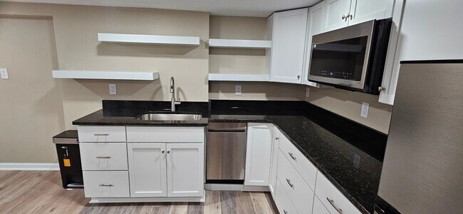 Foto del edificio - 4633 Kernwood Ave
