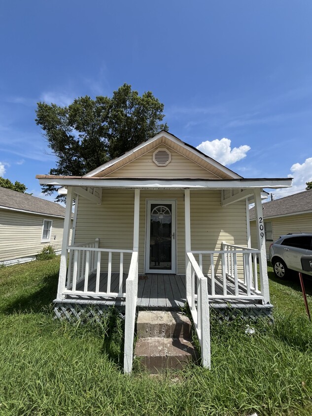 Primary Photo - 209 Haywood St