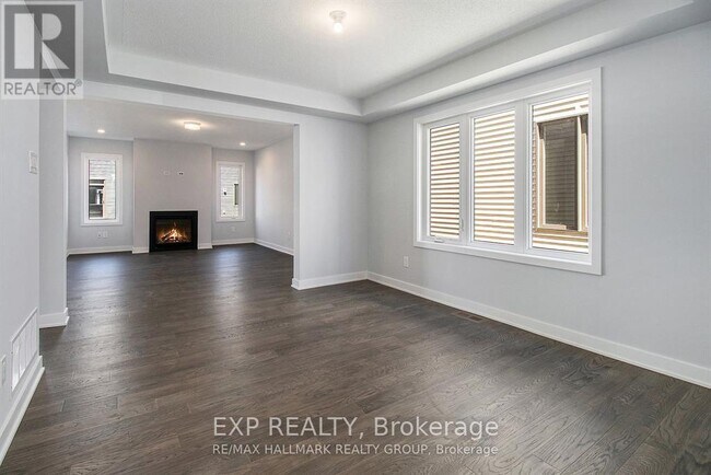 Building Photo - 1027 Showman St