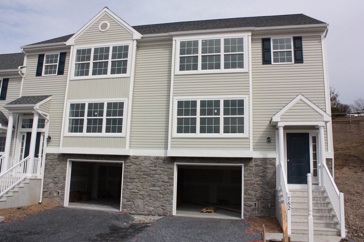 684 Winding Ln Unit 684 WL, Harrisburg, PA 17111 Room for Rent in